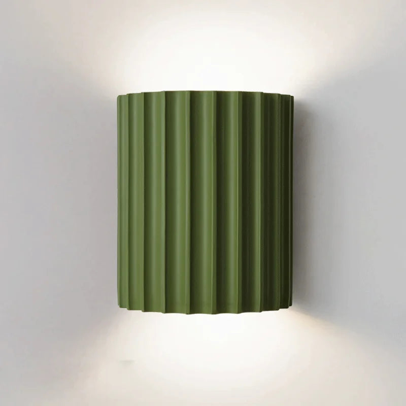 Moderne wandlamp van kunsthars met artistiek ontwerp, energiezuinig LED-licht, geschikt voor elke kamer.