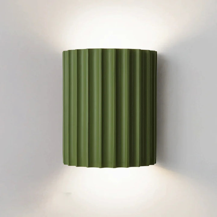 Moderne wandlamp van kunsthars met artistiek ontwerp, energiezuinig LED-licht, geschikt voor elke kamer.