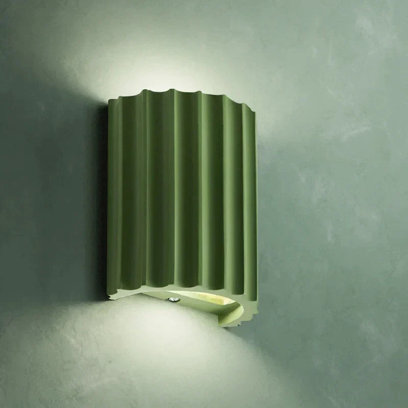 Moderne wandlamp van kunsthars met artistiek ontwerp, energiezuinig LED-licht, geschikt voor elke kamer.