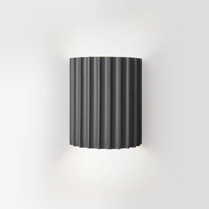 Moderne wandlamp van kunsthars met artistiek ontwerp, energiezuinig LED-licht, geschikt voor elke kamer.