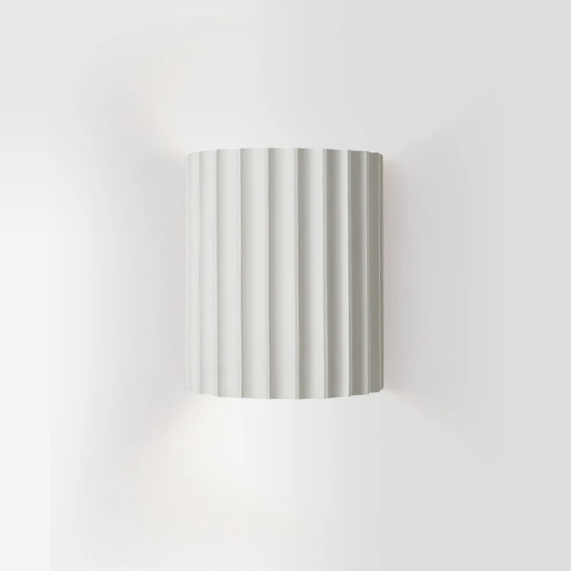 Moderne wandlamp van kunsthars met artistiek ontwerp, energiezuinig LED-licht, geschikt voor elke kamer.