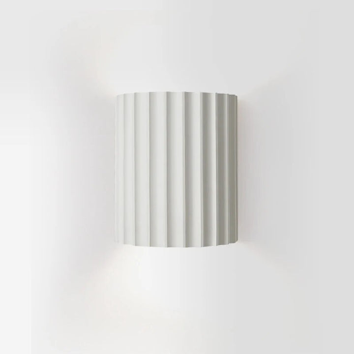 Moderne wandlamp van kunsthars met artistiek ontwerp, energiezuinig LED-licht, geschikt voor elke kamer.
