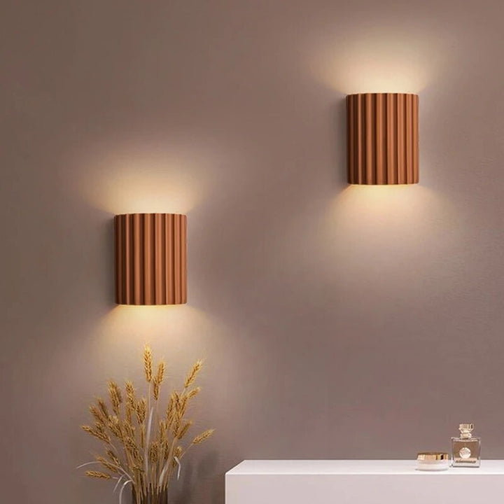 Moderne wandlamp van kunsthars met artistiek ontwerp, energiezuinig LED-licht, geschikt voor elke kamer.