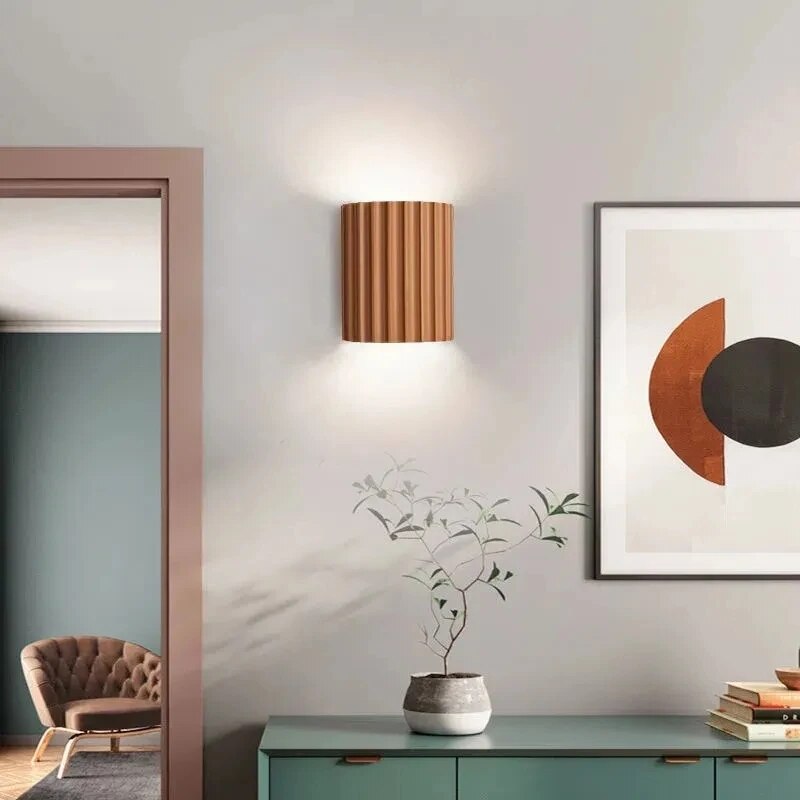 Moderne wandlamp van kunsthars met artistiek ontwerp, energiezuinig LED-licht, geschikt voor elke kamer.