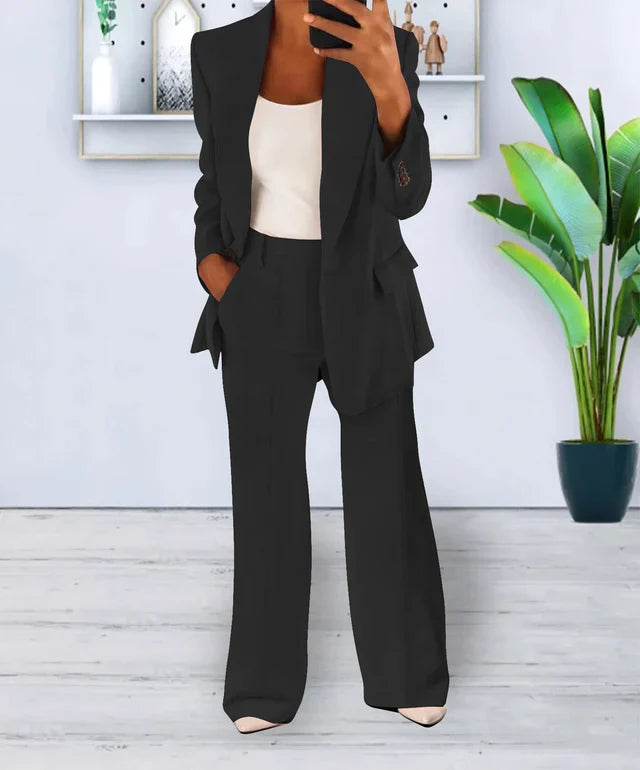 Modieus damespak: oversized blazer en rechte broek van comfortabele stretchstof. Veelzijdige, elegante set.
