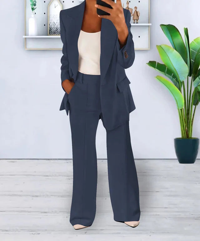 Zakelijke dames blazer set met rechte broek. Modern stretch damespak voor werk en vrije tijd, comfortabel en chic.