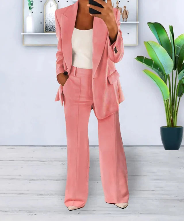 Veelzijdige dames broekpak set. Oversized blazer en stretch broek, perfect voor een casual of zakelijke look.