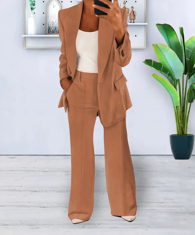 Chique damespak met ruime oversized blazer en rechte stretch broek. Moderne, comfortabele kleding voor vrouwen.
