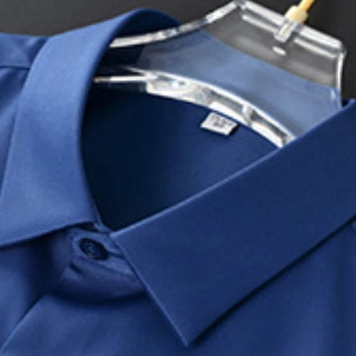 "Modieus slim fit herenoverhemd, kreukvrij en comfortabel, met streepdesign en knoopsluiting, ideaal voor elke gelegenheid."