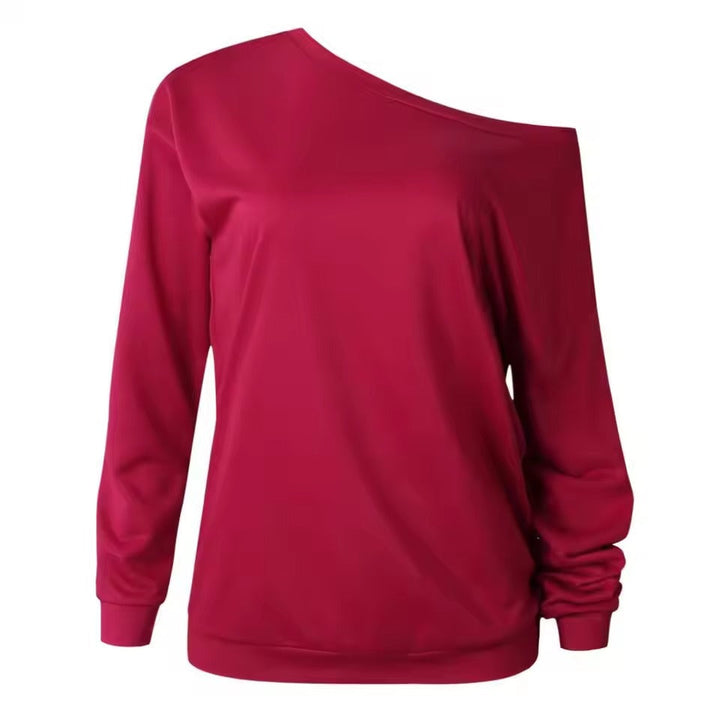 Hedendaagse asymmetrische damestrui met lange mouwen en losse pasvorm. Trendy casual wintermode.