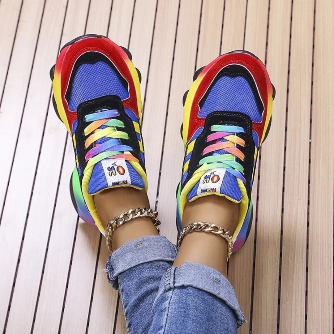 "Modieuze blauwe dames sneakers met verhoogde zool, lichtgewicht design en schokabsorberende zool voor extra comfort."