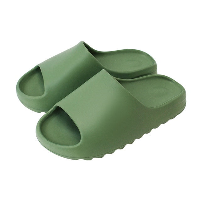 "Modieuze casual slippers in diverse kleuren voor dames en heren, geschikt voor dagelijks comfort en stijl."