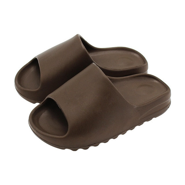 "Modieuze casual slippers in diverse kleuren voor dames en heren, geschikt voor dagelijks comfort en stijl."