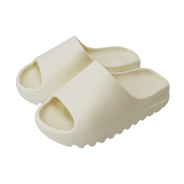 "Modieuze casual slippers in diverse kleuren voor dames en heren, geschikt voor dagelijks comfort en stijl."