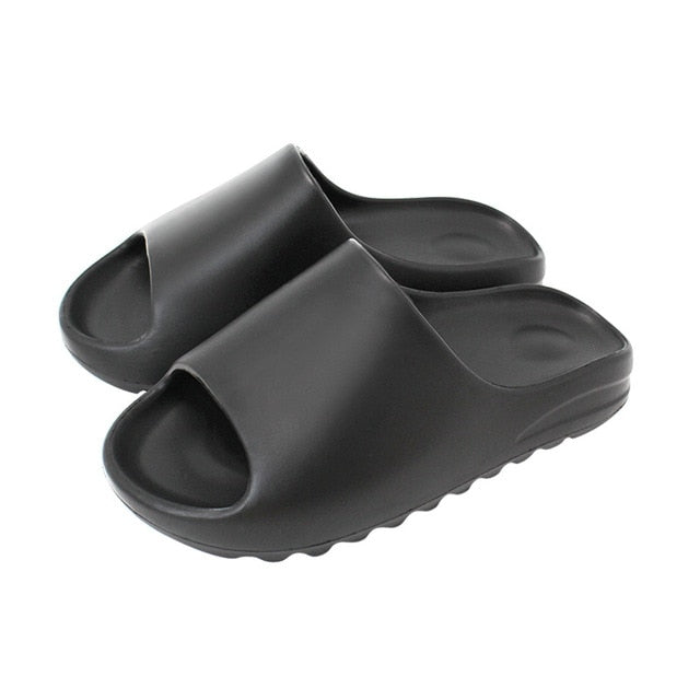 "Modieuze casual slippers in diverse kleuren voor dames en heren, geschikt voor dagelijks comfort en stijl."