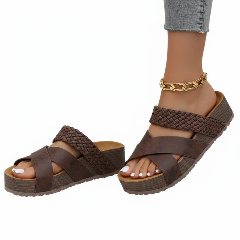 Modieuze dames plateau sandalen met elegante gekruiste banden en open teen, perfect voor zomerse dagen.