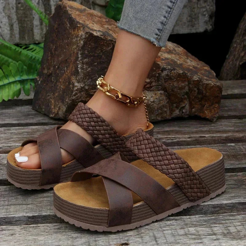 Comfortabele gevlochten plateau sandalen voor dames, ideaal als slip-on zomerschoenen voor stad of strand.