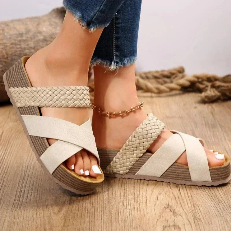 Elegante dames plateau sandalen met gekruiste banden; stijlvolle zomerschoenen voor elke casual gelegenheid.