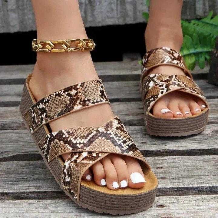 Lichtgewicht dames slip-on plateau sandalen met open teen en stijlvolle gekruiste banden voor de zomer.