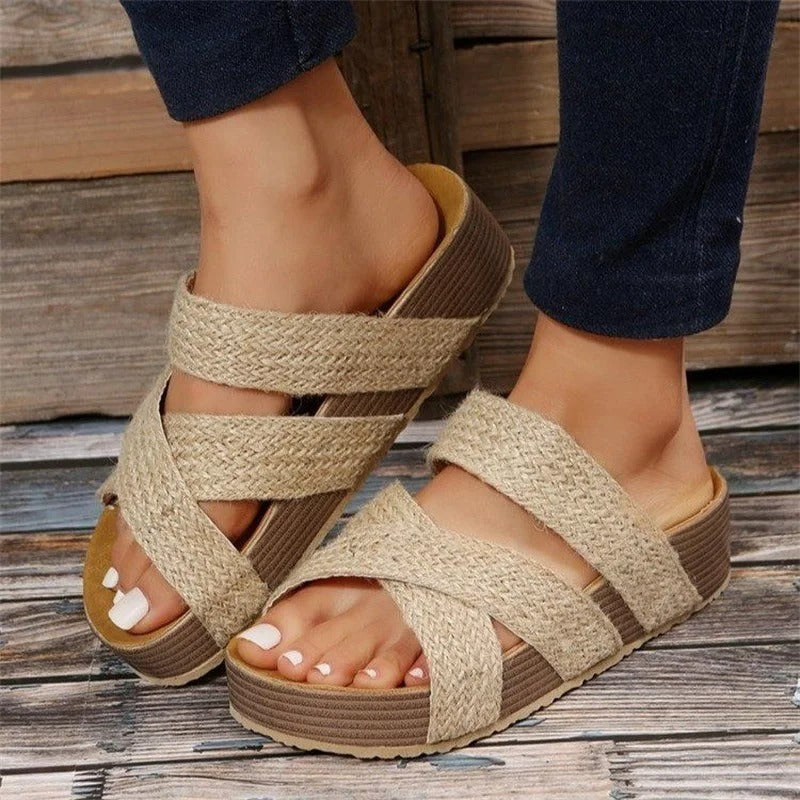 Dames plateau sandalen met gekruiste banden; een gevlochten, comfortabele en modieuze keuze voor de zomer.