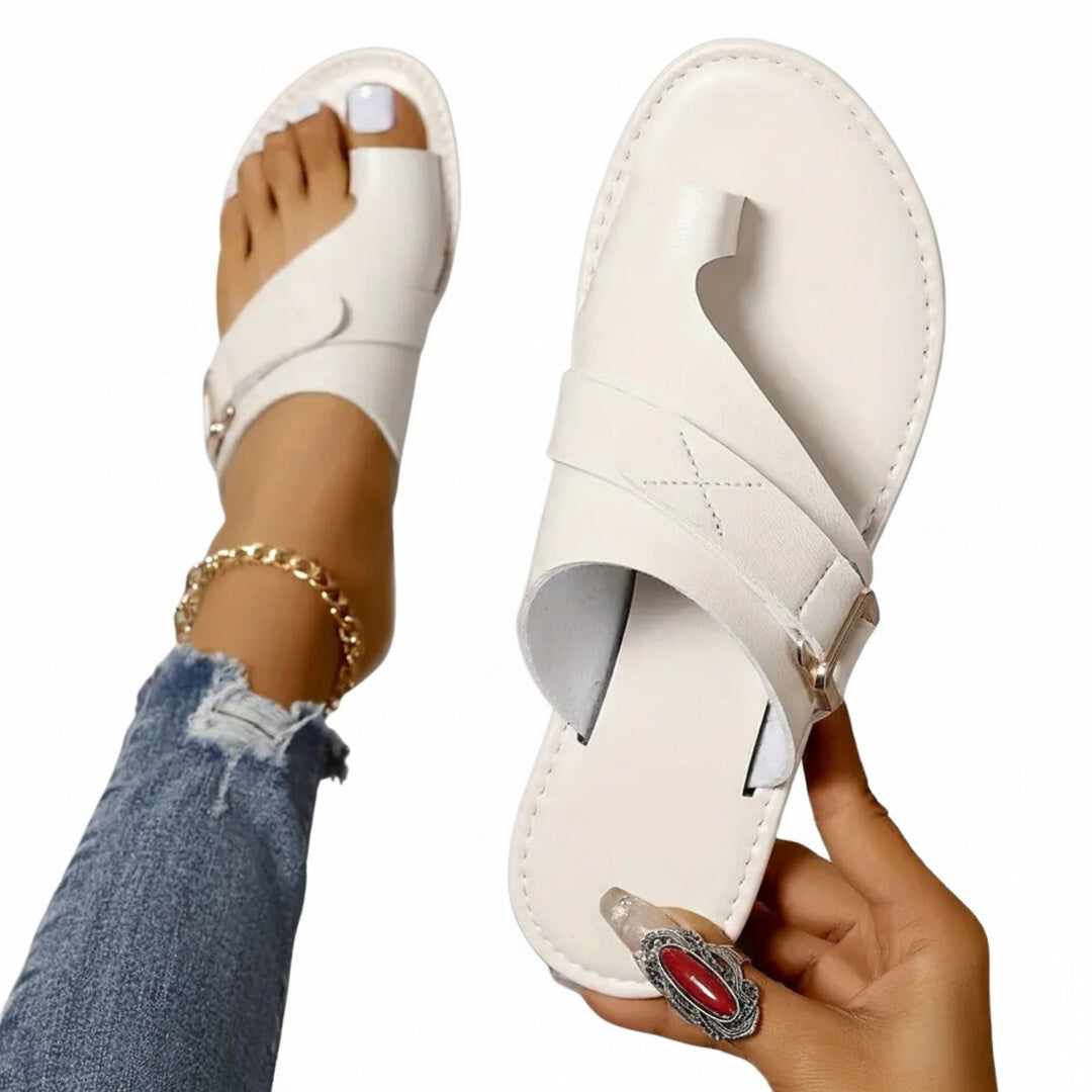 Modieuze dames sandalen met teenring, platte zool en verstelbare gesp, ideaal voor zomerse casual looks.
