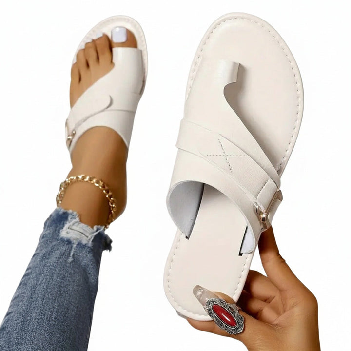 Modieuze dames sandalen met teenring, platte zool en verstelbare gesp, ideaal voor zomerse casual looks.