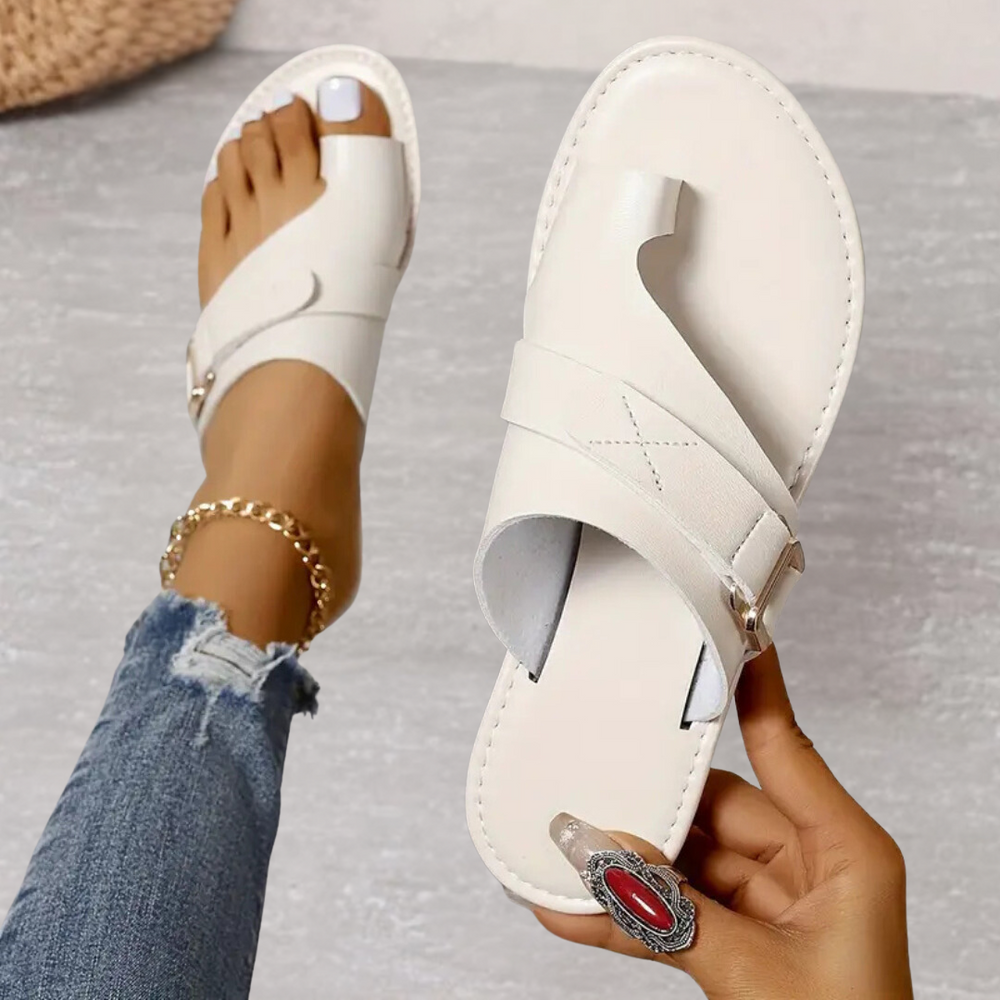 Comfortabele dames zomer sandalen met teenring, platte zool en verstelbare gesp voor optimale pasvorm.
