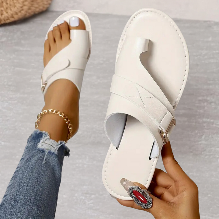 Comfortabele dames zomer sandalen met teenring, platte zool en verstelbare gesp voor optimale pasvorm.