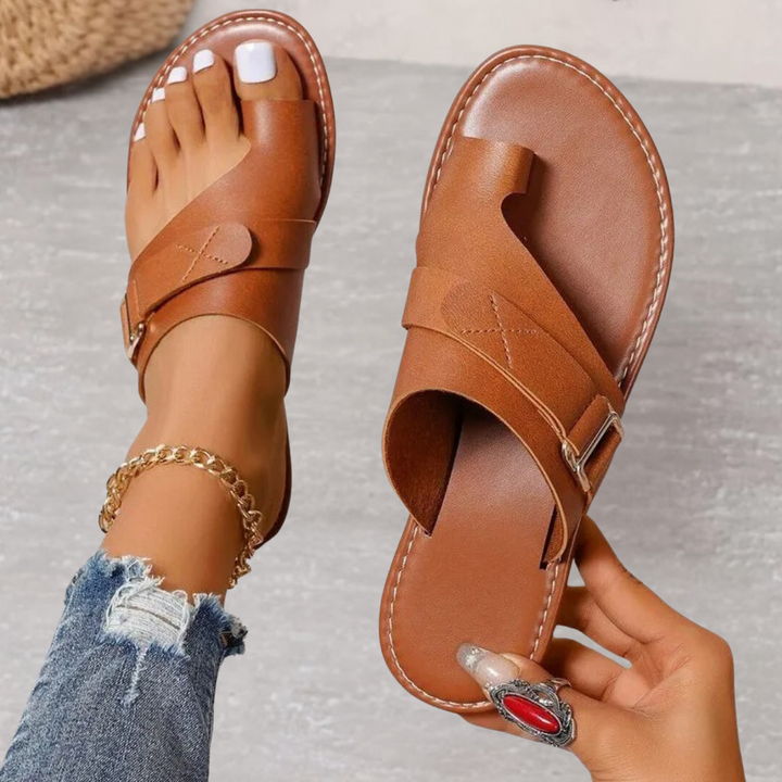 Stijlvolle dames sandalen met teenring, open hiel en platte zool, perfect voor casual zomerkleding.