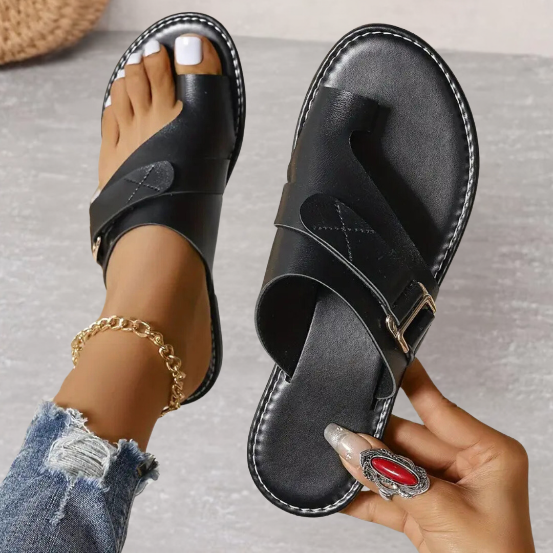 Casual dames sandalen met platte zool, teenring en verstelbare gesp; comfortabel en modieus voor de zomer.
