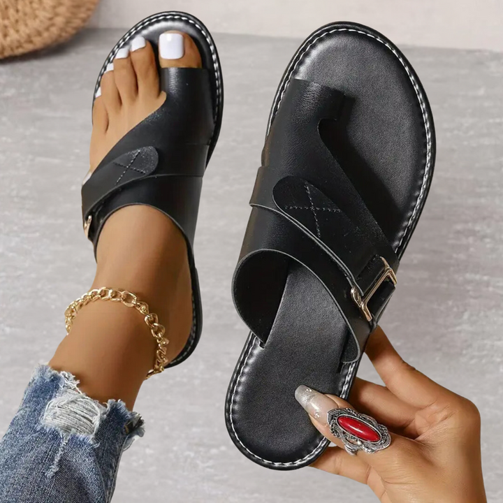 Casual dames sandalen met platte zool, teenring en verstelbare gesp; comfortabel en modieus voor de zomer.