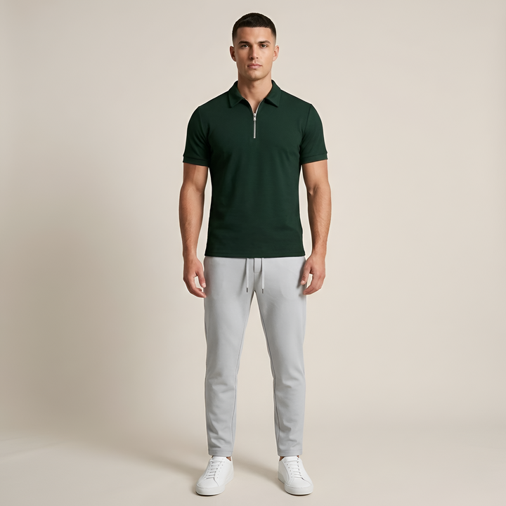 Zwarte heren slim fit polo met korte mouwen en ritskraag, een essentieel item voor de moderne garderobe.