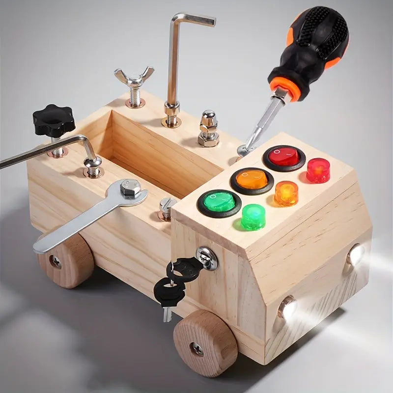 Montessori activiteitenbord met diverse elementen voor fijne motoriek en educatieve ontwikkeling bij kleuters.