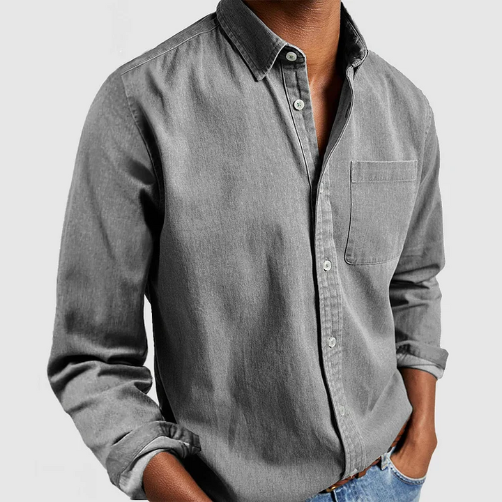 Model in comfortabel heren casual overhemd met lange mouw voor een ontspannen vrijetijdslook.