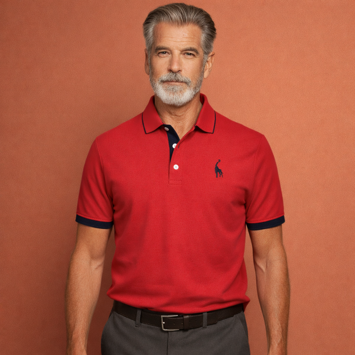 Netjes opgevouwen heren polo shirt, een essentieel kledingstuk voor een comfortabele en klassieke zomergarderobe.