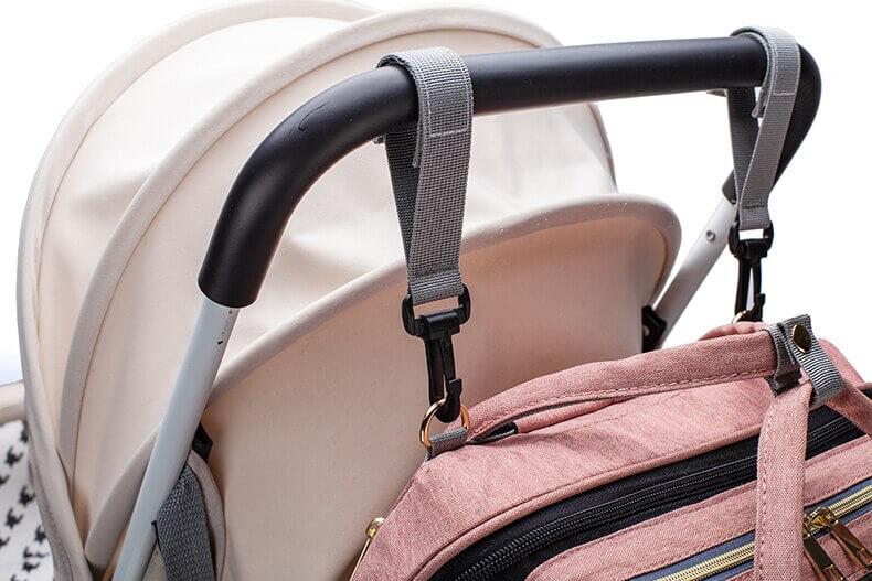 Multifunctionele reisrugzak voor baby en ouders; georganiseerde opbergruimte en comfortabel bedje.