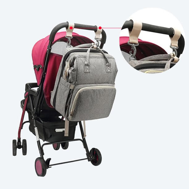 Compacte multifunctionele luiertas met geïntegreerd opvouwbaar wiegje, perfect voor snelle uitstapjes.