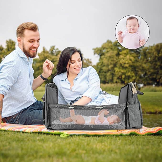 Stijlvolle waterdichte verzorgingstas met opvouwbaar wiegje en handige vakken voor baby spullen.