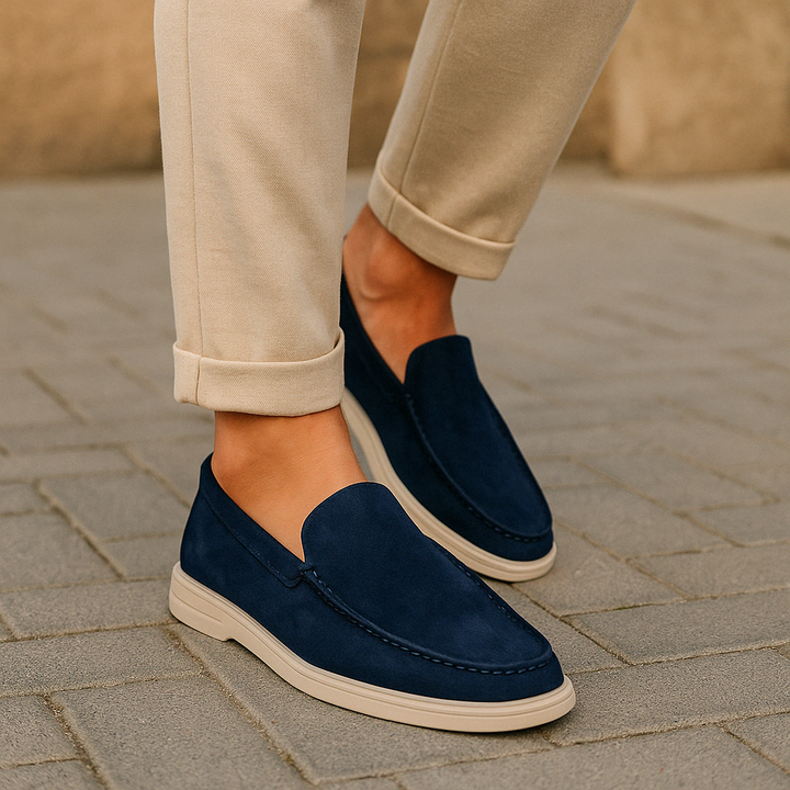 "Navy blauwe suède loafers voor heren, lichtgewicht en ademend, ideaal voor elke gelegenheid, casual en formeel."