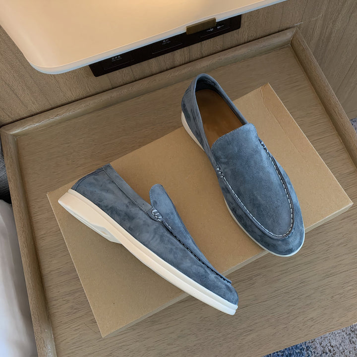 "Navy blauwe suède loafers voor heren, lichtgewicht en ademend, ideaal voor elke gelegenheid, casual en formeel."