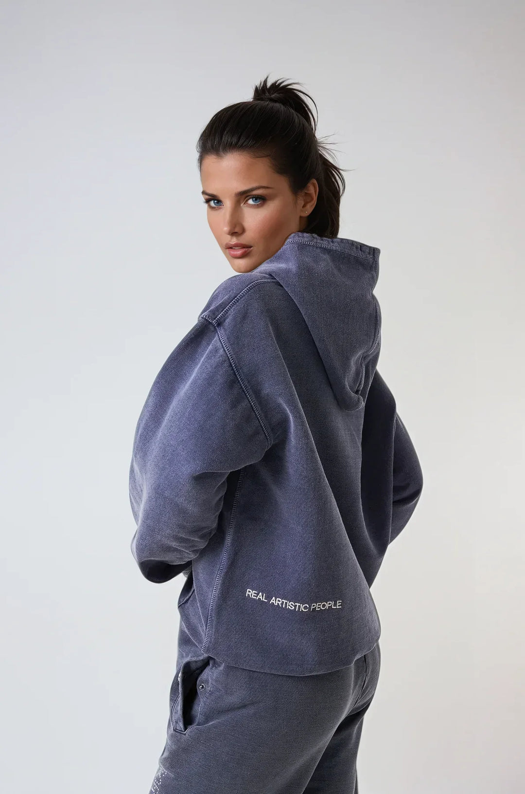 "Navyblauwe hoodie met kristallen details, stijlvolle streetwear luxe voor casual outfits, krachtige mode-uitstraling."