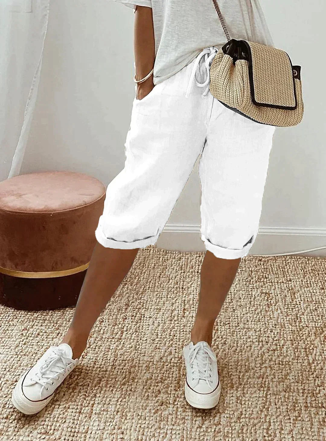 Modieuze dames capri broek van NoovaMode, combineert elegantie met comfort voor de perfecte zomerse stijl.