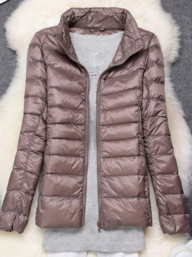 Warm opvouwbaar damesjack voor winter en herfst, met capuchon en lange mouwen.