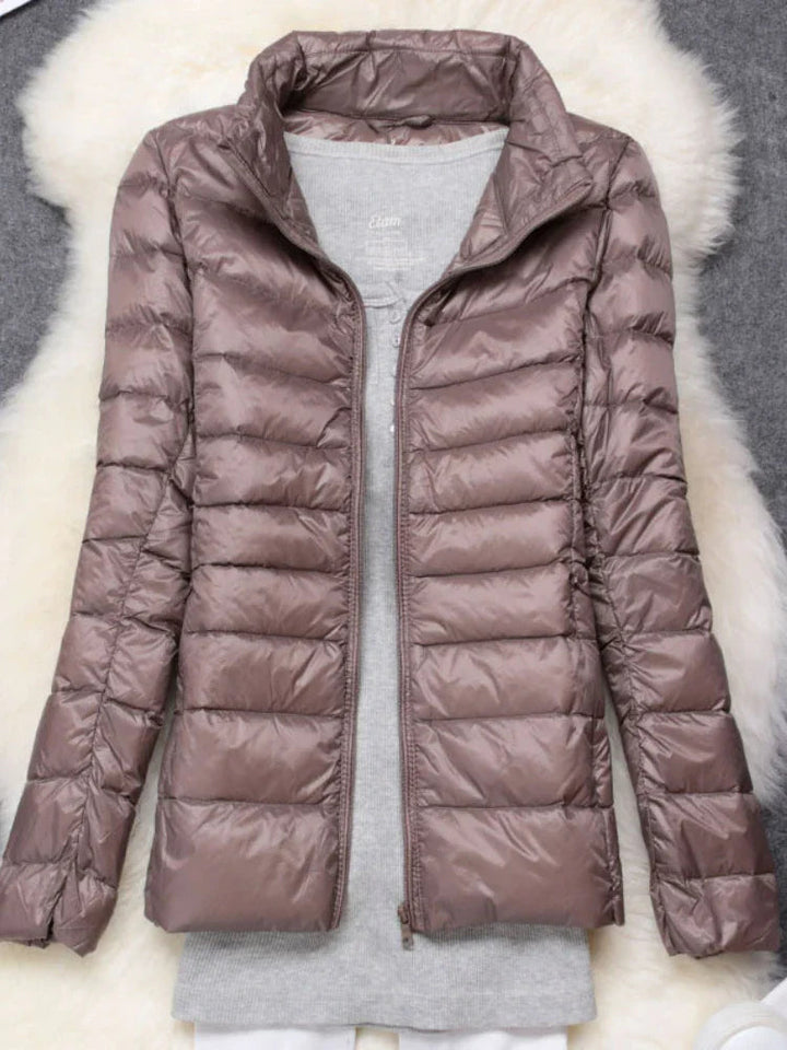 Warm opvouwbaar damesjack voor winter en herfst, met capuchon en lange mouwen.