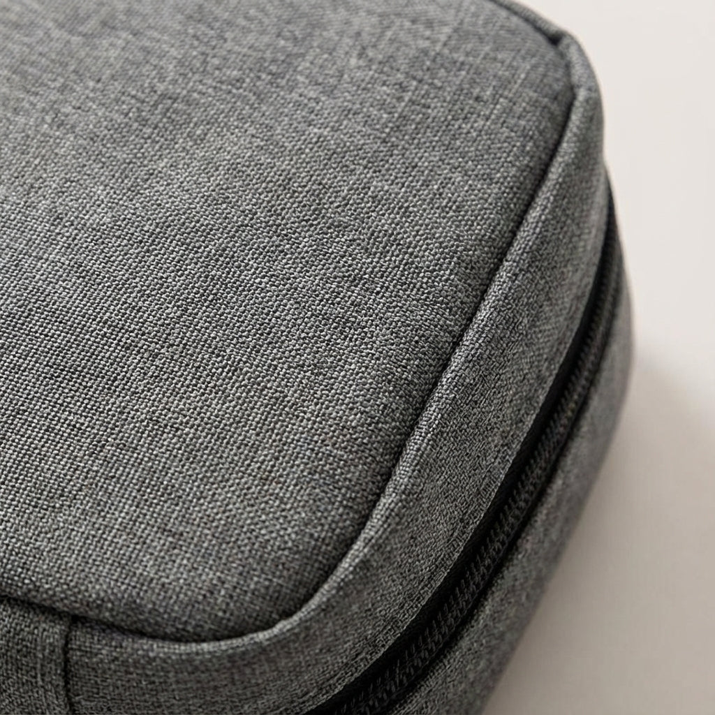 Compacte, opvouwbare reistoilettas; een essentieel reisaccessoire voor badkamer en bagage.