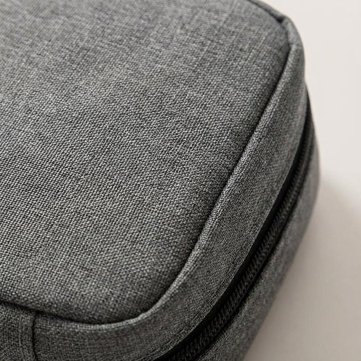 Compacte, opvouwbare reistoilettas; een essentieel reisaccessoire voor badkamer en bagage.