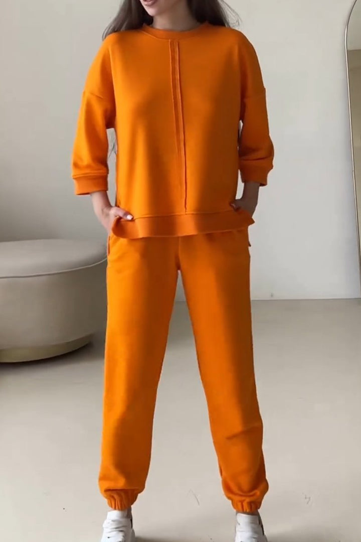 Comfortabele oversized dames tweedelige set (trui & joggingbroek) in abrikoos, ideaal voor thuis, relaxen en vrije tijd.
