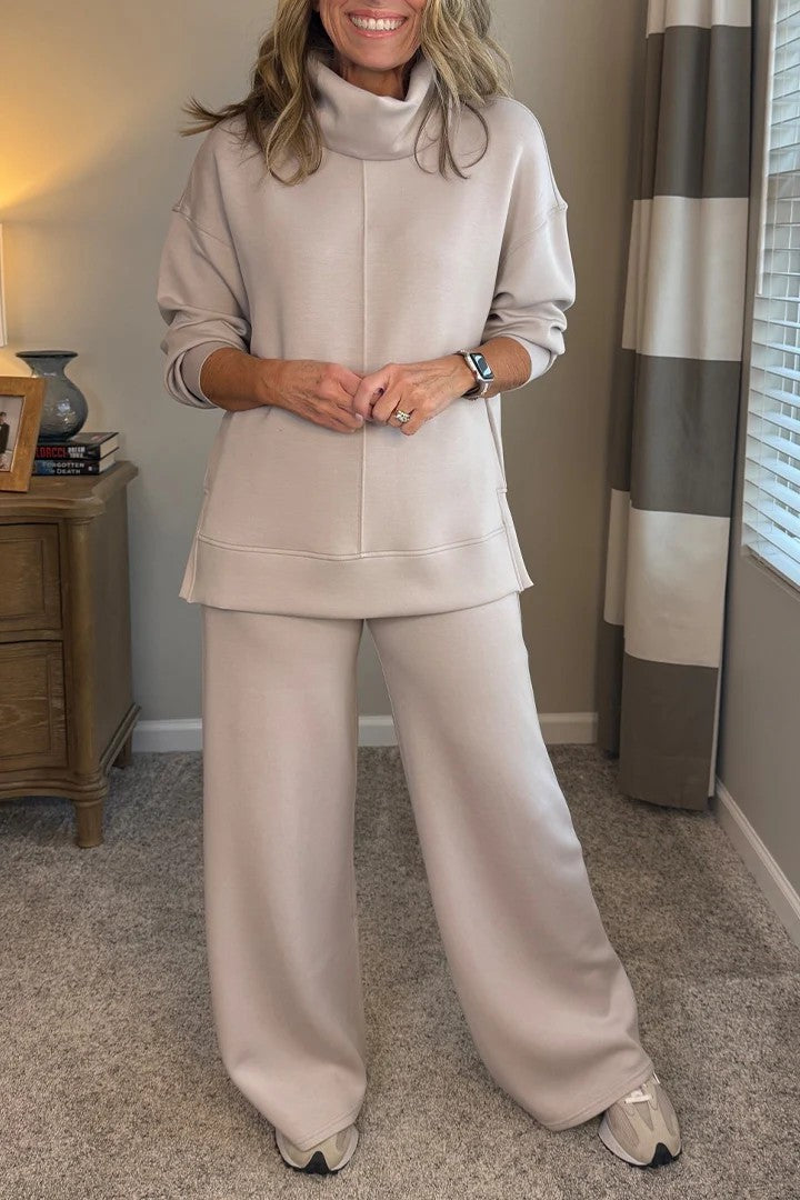Modieuze dames tweedelige loungewear set in abrikoos met een zachte oversized trui en comfortabele joggingbroek.