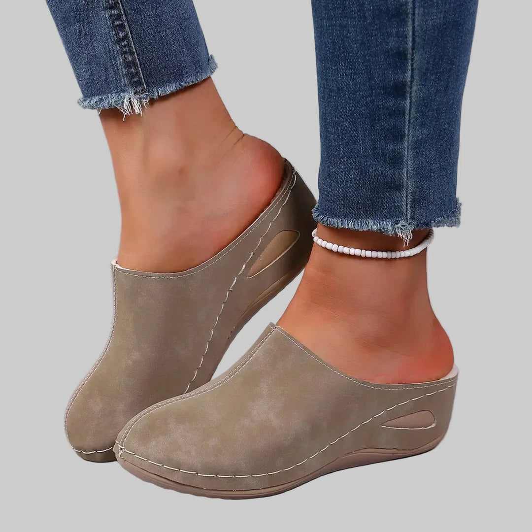 Dames slippers met geavanceerde voetondersteuning, perfect als orthopedische huisschoenen voor langdurig comfort.