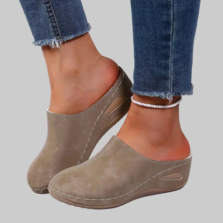 Dames slippers met geavanceerde voetondersteuning, perfect als orthopedische huisschoenen voor langdurig comfort.